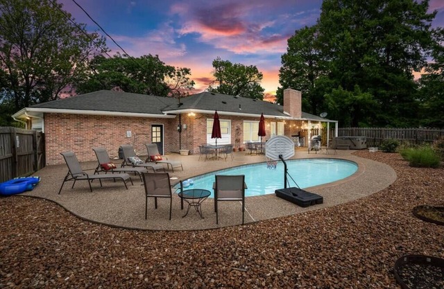 Blair's Pool House - Creve Couer Hot Tub Game Room