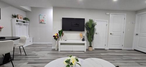 Bleniel Place - Stylish Basement Suite with Wi-Fi Netflix & Parking