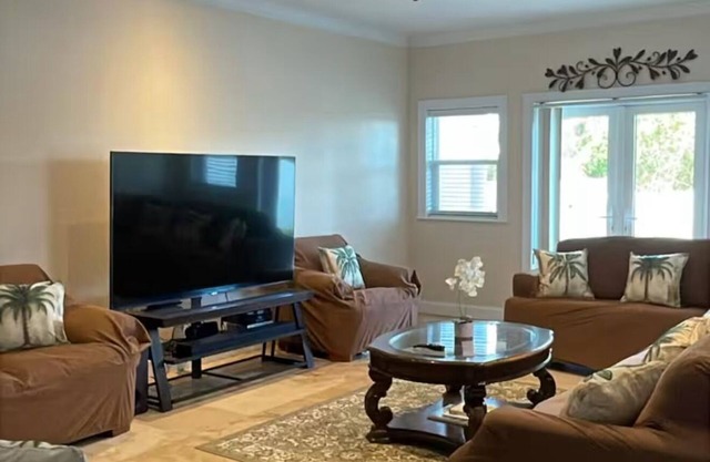 Blessings: 4-bedroom townhome in awesome Nassau with WiFi, AC, fitness equipment