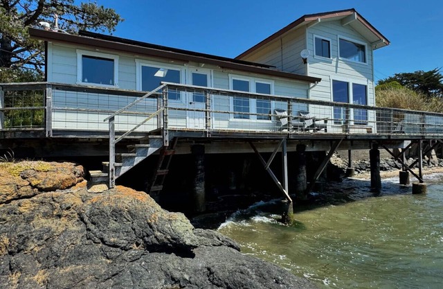 Bleu Bay Beach Cottage - Schlafen Sie über dem Wasser