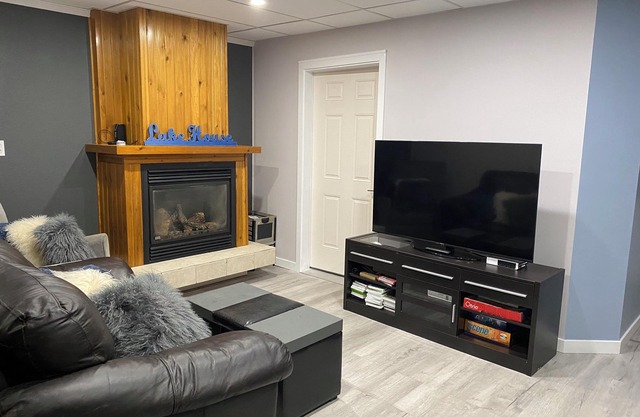 Blind Bay Chalet with lake views, privacy, sauna, hikes, golf, 5 mins to beach