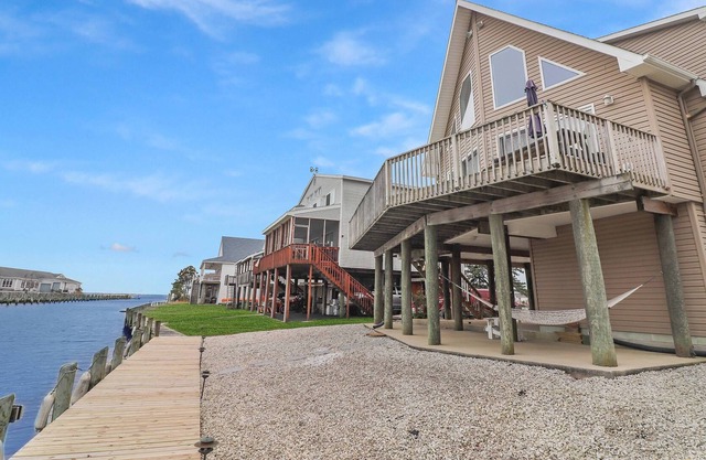 Spacious Open Floor Plan and Pool Access!