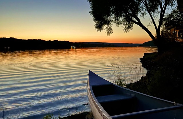 Bliss Shores Waterfront Chalet & attached Guest Suite: Sunsets & Northern Lights