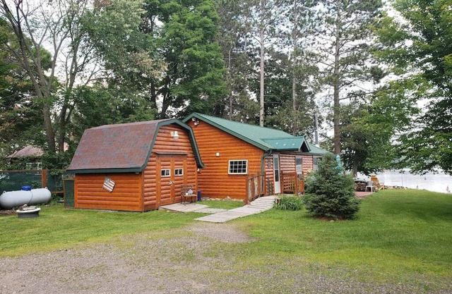 Blissful cozy, year round, lakeside cabin on Butternut Lake. Dogs welcome.