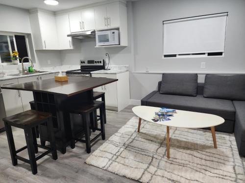 Blissfull Two Bedroom Suite Near surrey centre