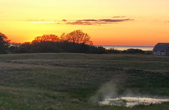 Block Island - Crescent Beach mit wunderschönem Sonnenuntergang über Mitchell Farm