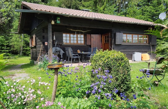 Blockhaus mit einem Schlafraum, gemütlichem Wohnzimmer, großer Terrasse und Liegewiese, Grillplatz und Garage