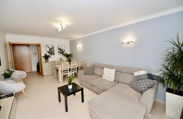 Bloom - Great 3 Bedroom Apartment With Free Wi-fi