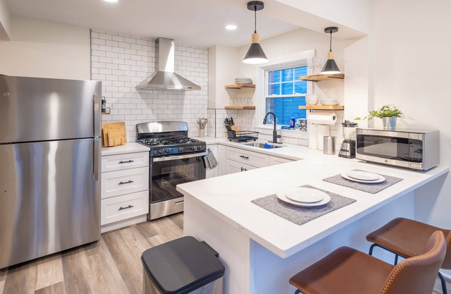 Bloomfield 3 Bed, 1 Bath. Walk 2 train to NYC, Laundry-In Unit, Pets OK, Parking