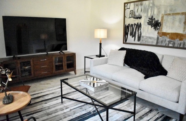 Bloomfield Hills Modern, Luxurious Ranch, 1900 Sq Ft, 3 Bedroom/2.5 Bath + Patio
