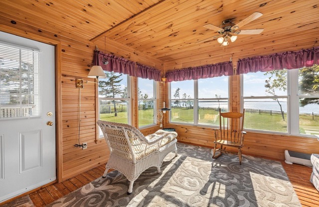 Blooming Point Beauty on Tracadie Bay. Family & dog-friendly waterfront cottage!
