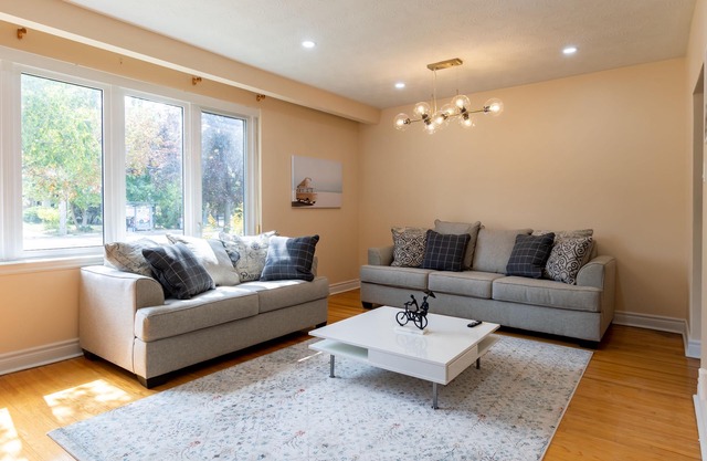 Bloor Paradise - 4 bed /2 bath + Parking & Wi-fi