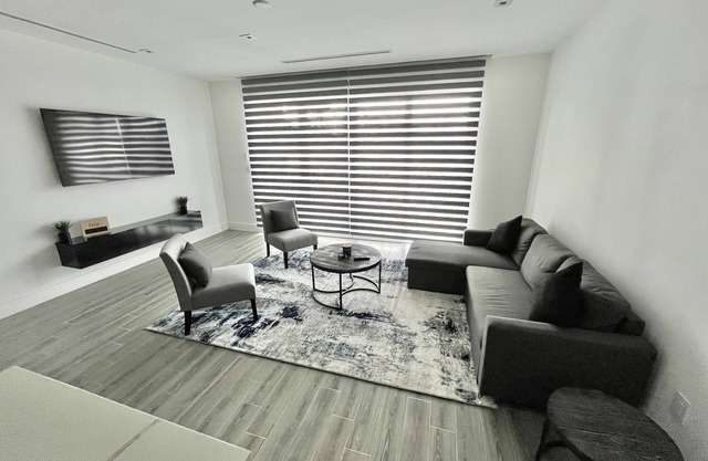 Blu at Villa Nova. Stylish Modern Condo, Minutes away from the Beach.