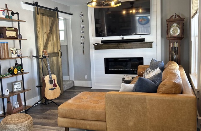 Blue Barn Farmhouse - 30 min from Great Sand Dunes / 20 min from Hot Springs.