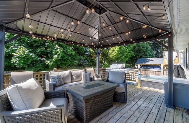 Blue Barrel Beach House - Family, Friendly Luxurious Stay w/Hot Tub & Much More!