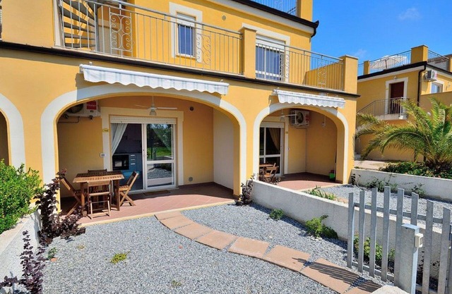 Blue Bay; a comfortable one-bedroom ground floor apartment with communal pool