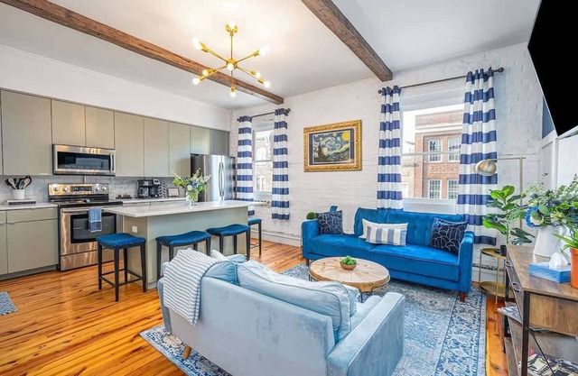 Blue Belle on Broughton-Luxury 2 Bed 1 Bath Condo