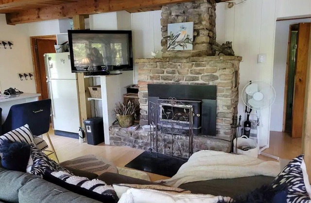 Blue Bird's Nest - cozy 3 bedroom lakeside cottage