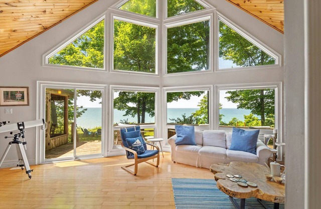 Blue Bluff Beauty - King Bed! *AC* - Private Lake Access