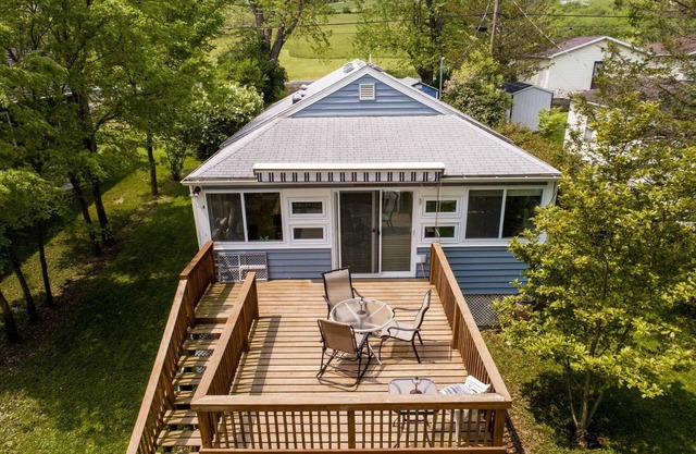 Blue Bungalow on Waneta