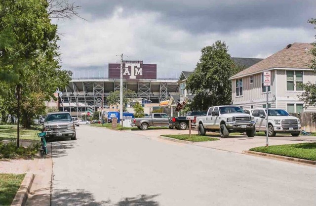 Blue Bungalow ~ Walking distance to Kyle Field!