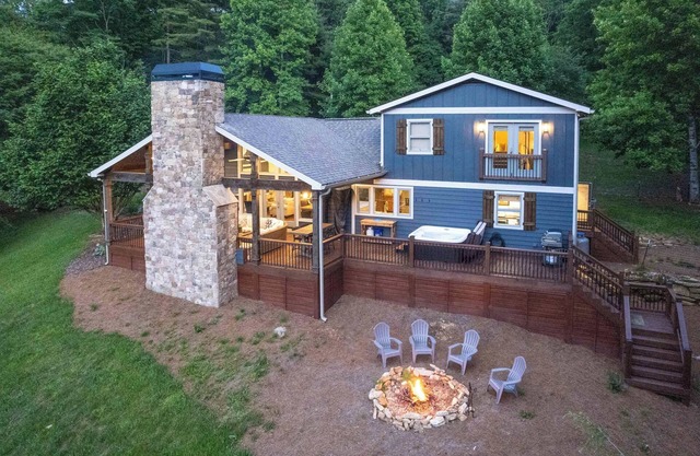 Blue Comanche - Upscale Mountain Home with a Hot Tub near Lake Glenville!