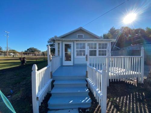 Blue Cottage, Close to Downtown & Bases!