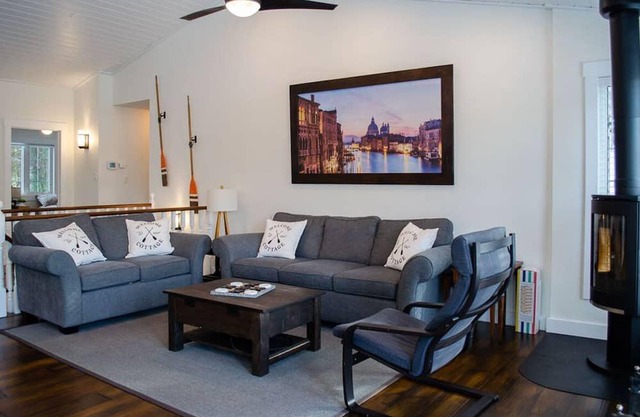 Blue Cottage - Luxury Waterfront Cottage w/ Games Room, AC, Watercraft