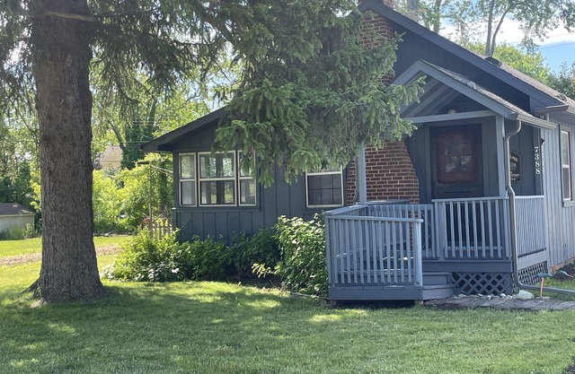 Blue Dolphin Cottage - relax steps away from sandy Lake Huron beaches
