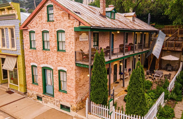 Blue Door Inn- Suite Three