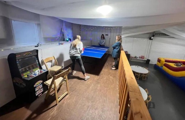 Blue Gill Tiny Cabin on Lake and Indoor Basketball