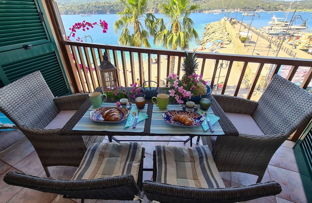 Blue Harbor schöne Wohnung mit Terrasse über dem Strand.