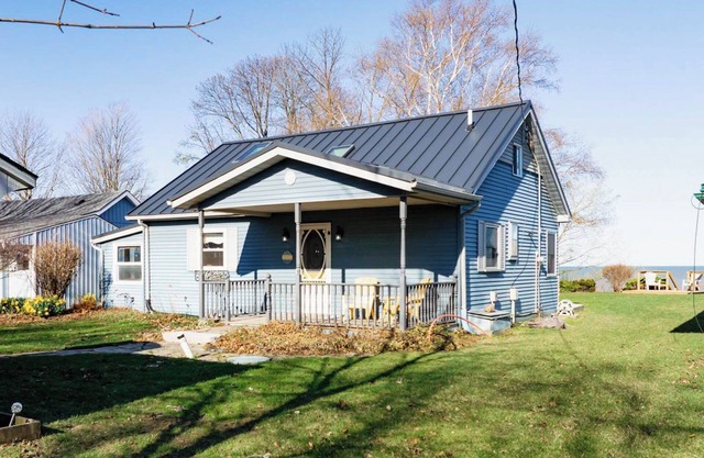 Blue Haven-Lakefront, Sunset Deck, private stairs