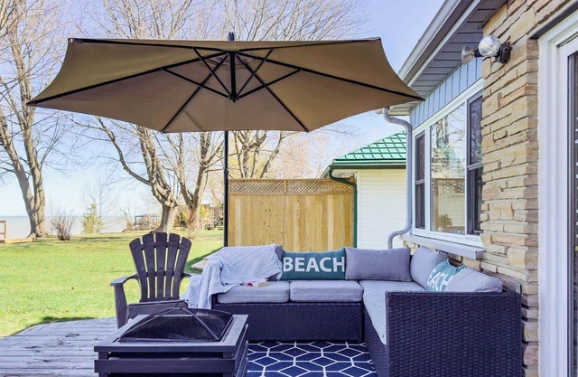 Blue Haven-Lakefront, Sunset Deck, private stairs