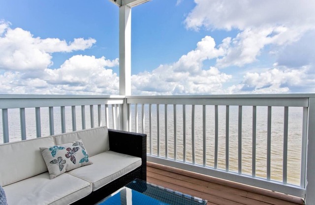 Blue Heaven: Wonderful Waterfront Unit with Kayaks