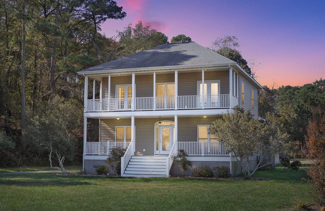 Dieser fabelhafte Küstencharmer mit 4 Schlafzimmern ist nur wenige Minuten von Chincoteague Island, Heimat der Wildnis P, entfernt