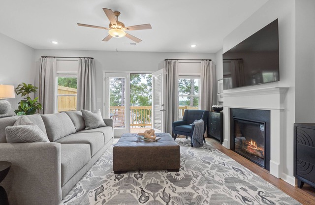 Blue Heron Escape-Sleeps 7, PRIME location, Shuffleboard, Paddleboards + Pool!
