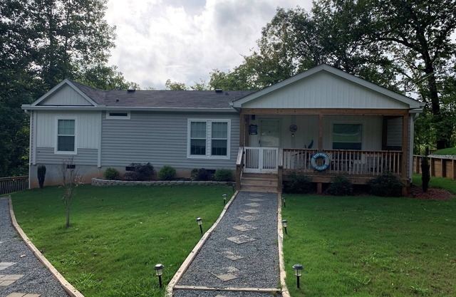 Blue Heron Hideaway on beautiful Lake Sinclair.