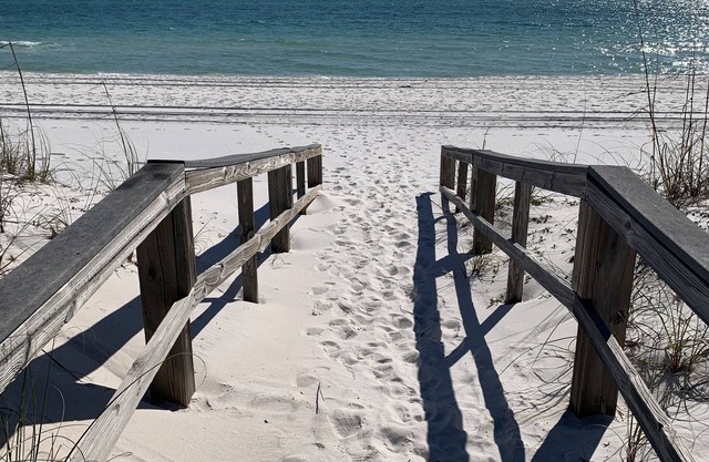 BLUE HERON'S NEST - BEACHFRONT, PRIVATE ELEVATOR, GARAGE, 4BRM, WHITE SANDS #419