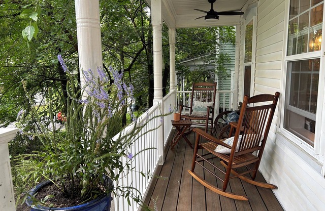 Blue Horizon: New Paltz retreat in the heart of water street and downtown