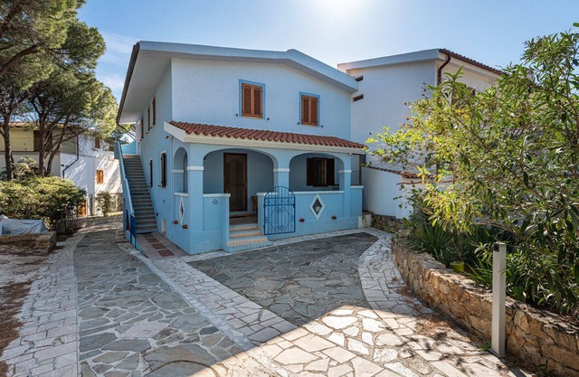 BLUE HOUSE D: a stone's throw from the sea