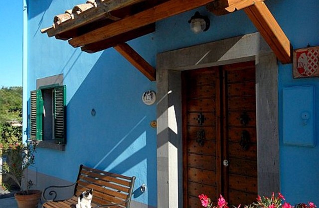 Blaues Haus in der Nähe von Bagnoregio mit Blick auf die umbrischen Berge und das Tiber-tal