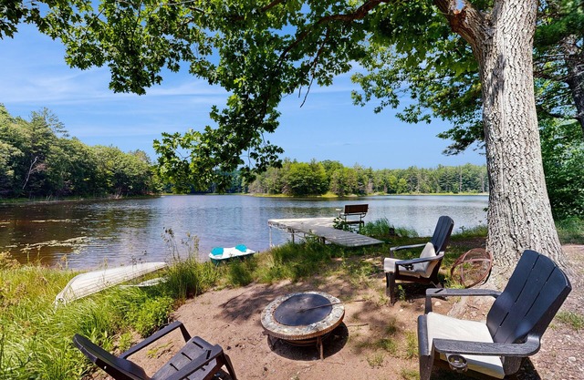 Blue Jay Cabin | Lakefront cabin in Rhinelander with dock & row boat