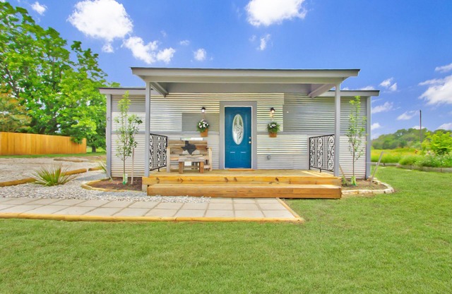 Blue Jay Getaway - Walking Distance to Downtown Blanco!