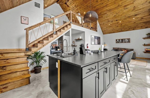Blue Jay, Luxury Lakefront Cabin at Sam Houston National Forest (Blue Jay)