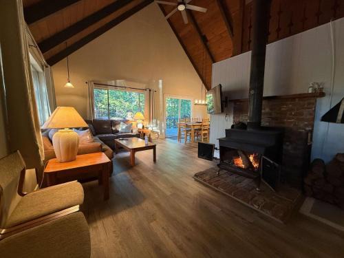 Blue Lake Chalet- 3 Bedroom + Loft/Pool Table in Arnold/Bear Valley (Pet-Friendly)