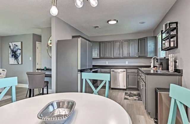 Blue Lake Getaway Pass Christian 3 blocks from beach!