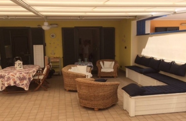 Blau wie das Meer, Erdgeschosswohnung mit großer Terrasse.