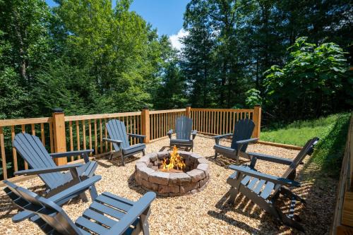Blue Line Vista - Private Cabin Ellijay GA - Hot Tub, Game Room, Fire Pit, Private Balcony, Outdoor Dining - Ellijay, GA