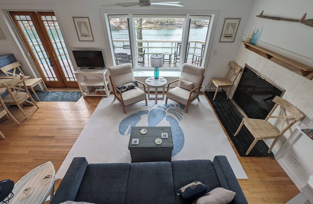 Blue Lobster! 2-bedroom house with Heat, AC, Deck and Seasonal Dock in Harpswell